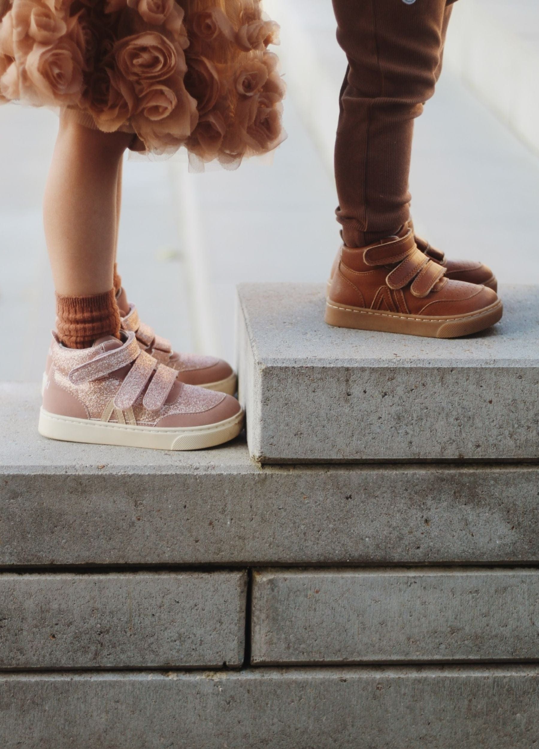 Fråga -fotformad mitten -hi sneaker