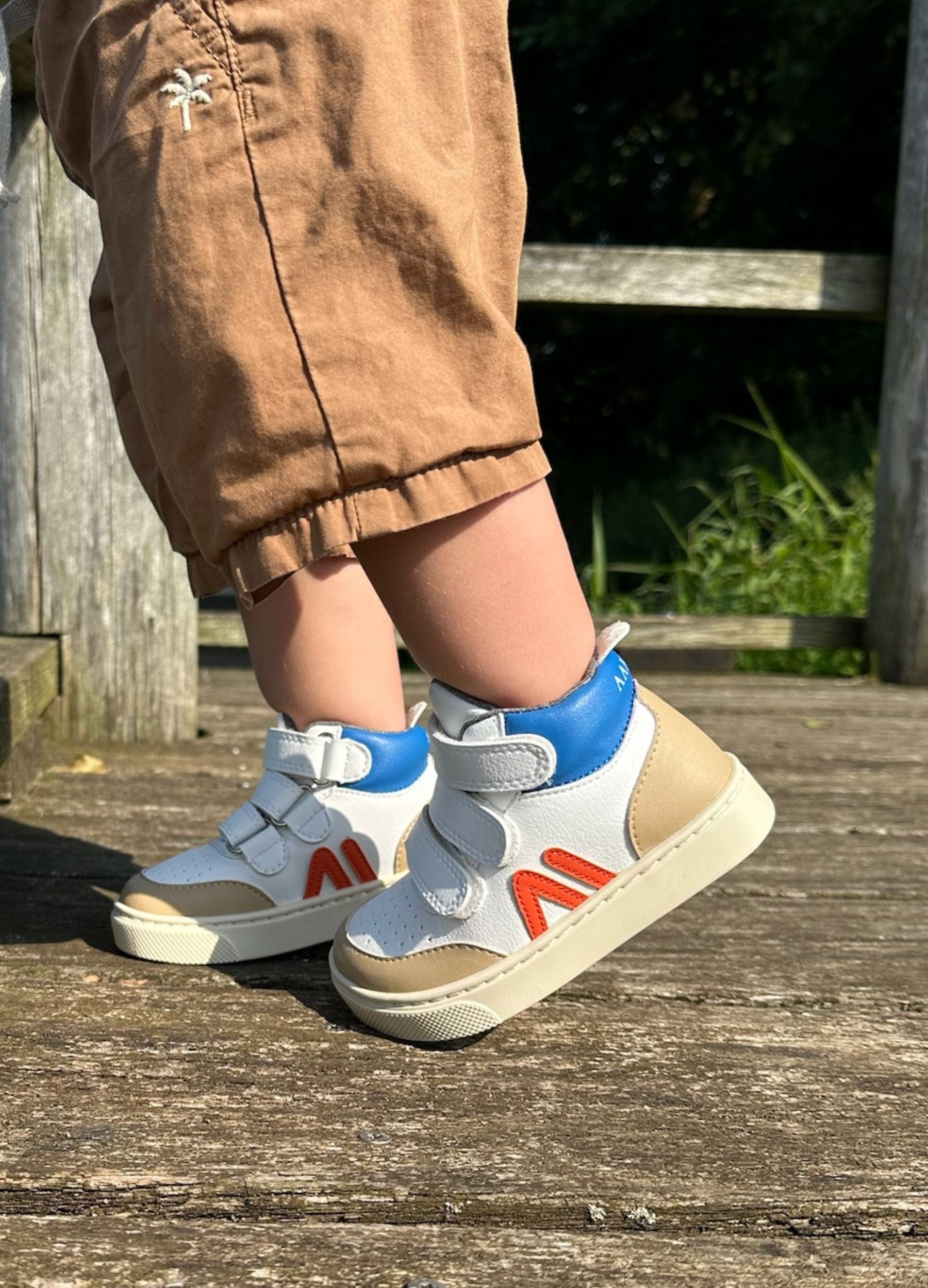 Fråga -fotformad mitten -hi sneaker