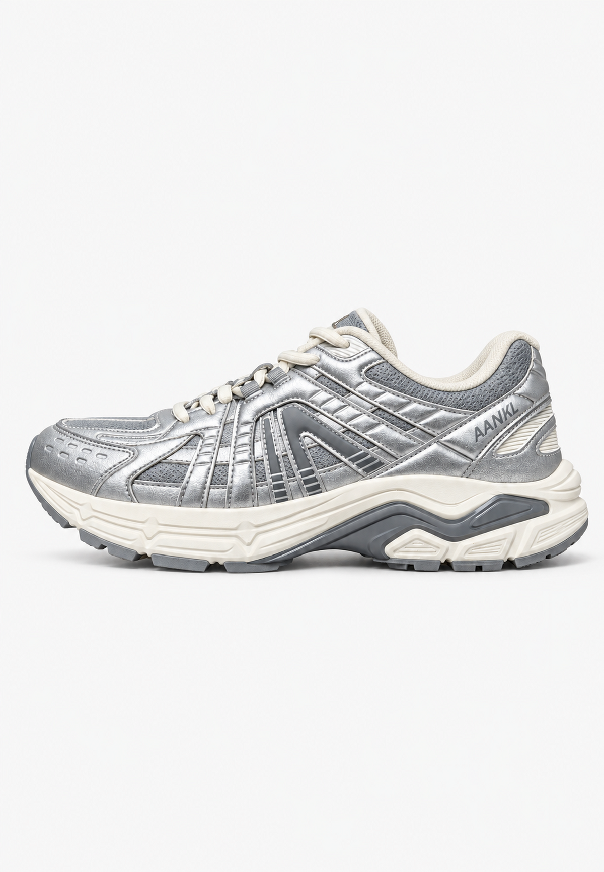 AANKL GLIDE Silver sneaker set fra siden på lysegrå baggrund